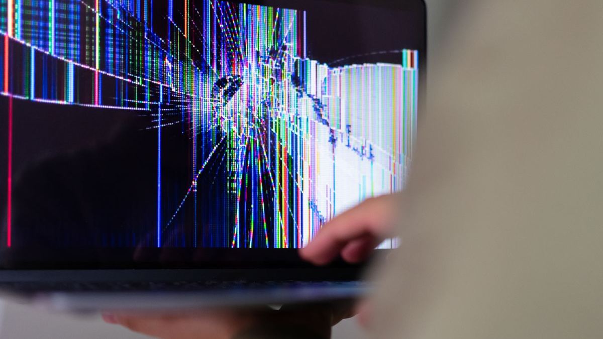 Pantalla de laptop dañada con datos corruptos