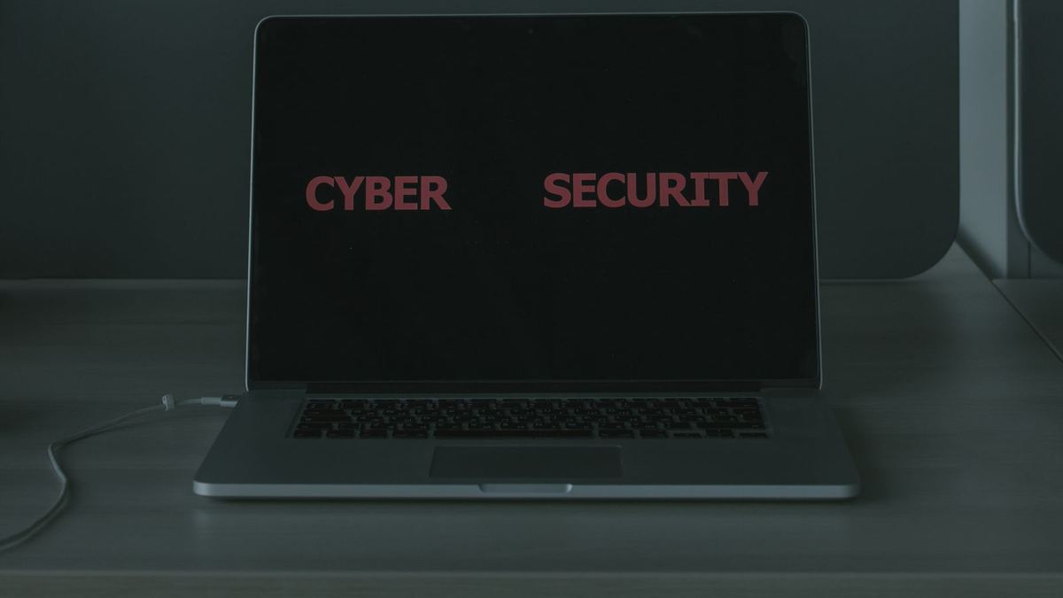 Laptop con texto de ciberseguridad en la pantalla