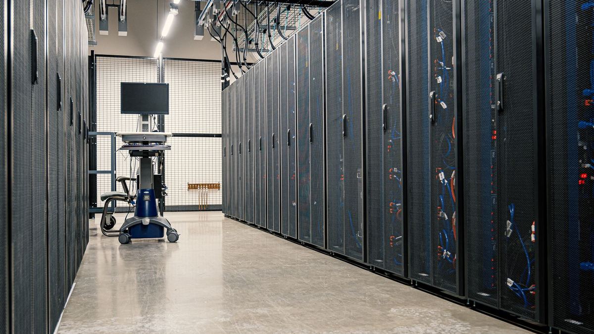 Pasillo de un centro de datos con racks de servidores